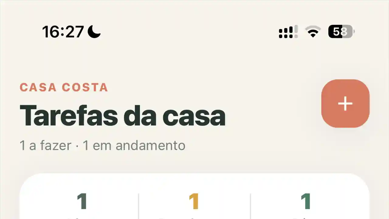 Tela demonstrativa do Our Home no iPhone com resumo e cartões de tarefas compartilhadas da casa.